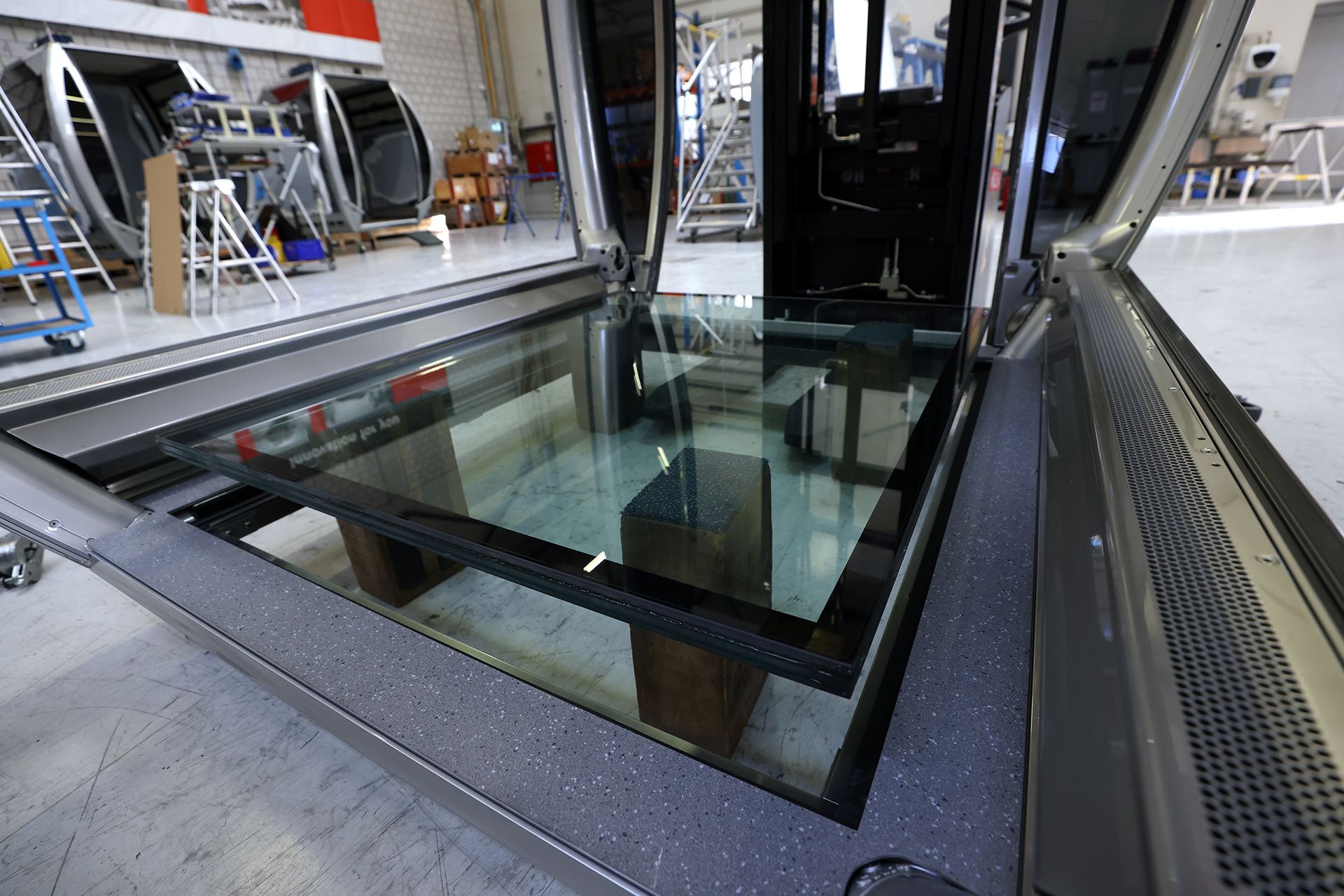 Each cabin's glass bottom is 3cm thick, has three layers of laminated glass, and weighs 100kg.